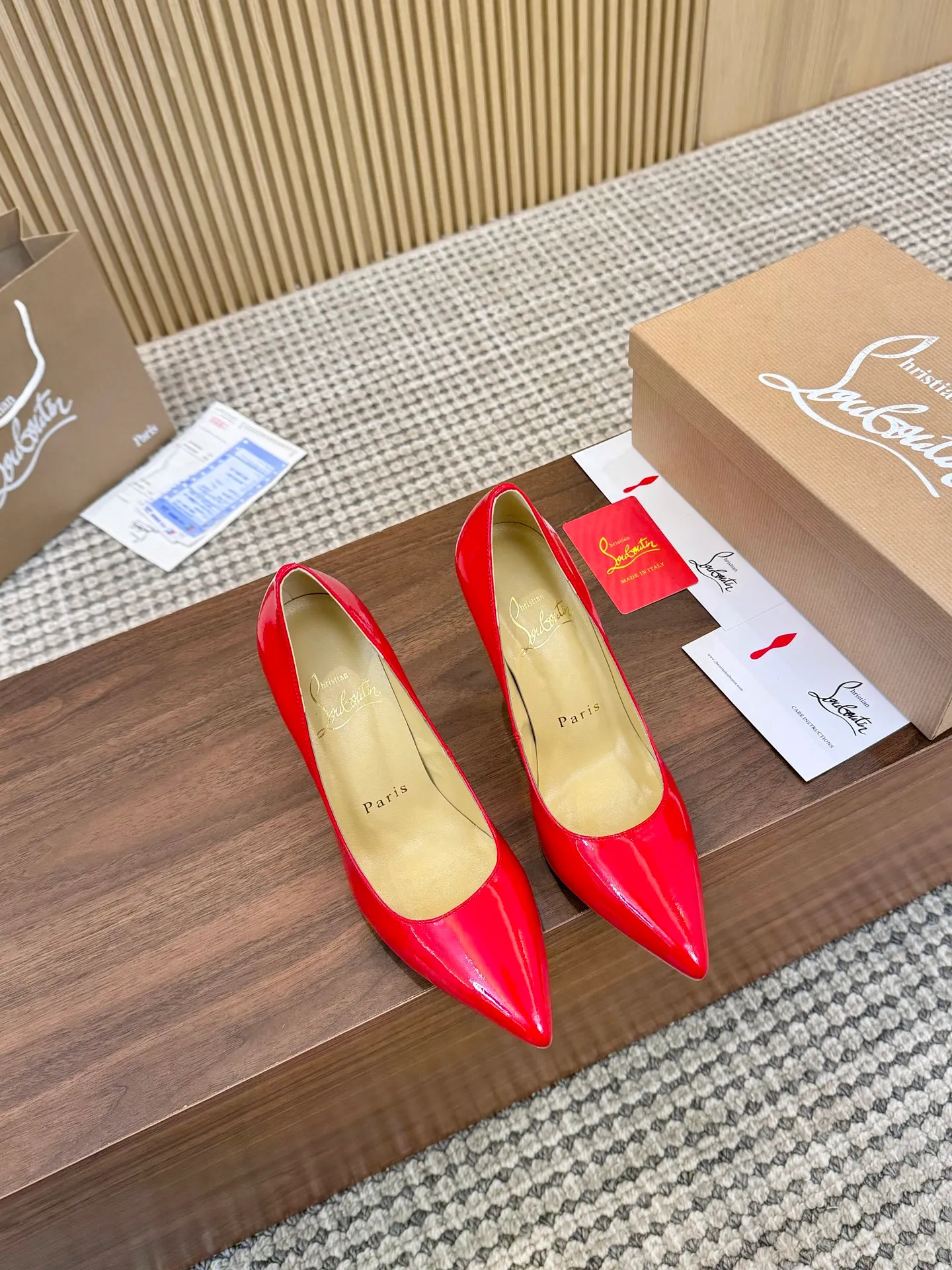 👟👟Ex-factory price 440👟👟 Genuine leather sole +40 Year-round shipment💝Christian Louboutin CL👠 Classic "💎Cow Patent Leather💎Series" noble and luxurious, real blingbling✨ Real materials, all customized by the pattern maker, and the materials are made of original customized materials, achieving the taste of the original 6 color options💍 Upper: imported 👉cow patent leather💪 lining: sheepskin foot pad/lining code number: 34-40.41.42 heel height: two options: 10.5cm and 8.5cm